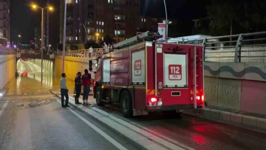 Elazığ'da sağanak yağışta alt geçit suyla doldu, facianın eşiğinden dönüldü