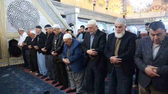 Elazığ'da Sakal-ı Şerif'i görmek için sıraya girdiler