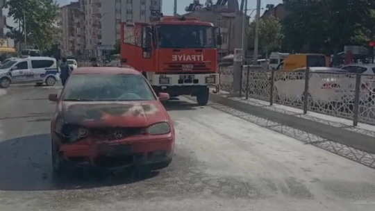 Elazığ'da seyir halindeki araç yandı