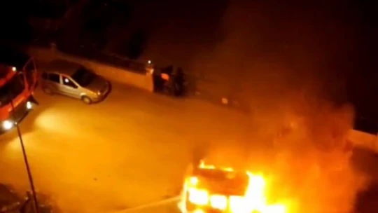 Elazığ'da seyir halindeki hafif ticari araç alev topuna döndü