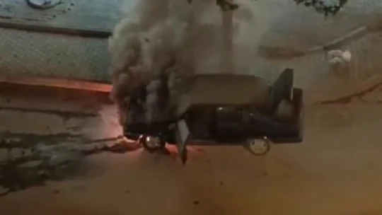 Elazığ'da seyir halindeki otomobil alev aldı