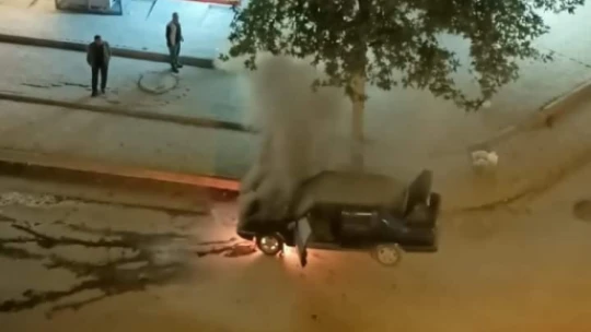 Elazığ'da seyir halindeki otomobil alev aldı