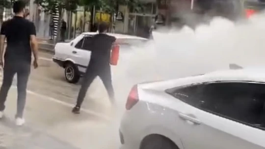 Elazığ'da seyir halindeki otomobil alev aldı