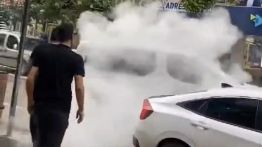 Elazığ'da seyir halindeki otomobil alev aldı