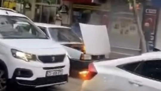 Elazığ'da seyir halindeki otomobil alev aldı