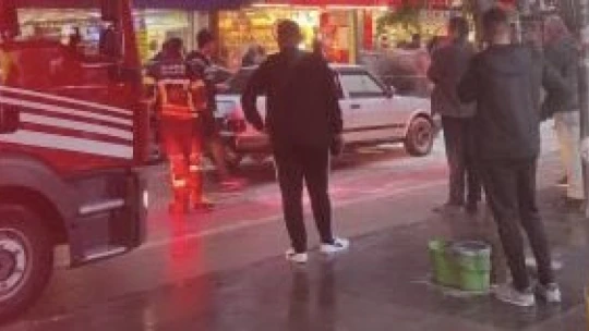 Elazığ'da seyir halindeki otomobil alev aldı