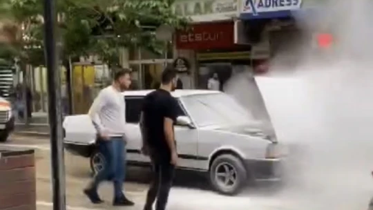 Elazığ'da seyir halindeki otomobil alev aldı
