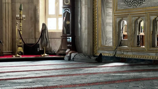 Elazığ'da sıcaktan bunalan vatandaşlar camilerde serinliyor