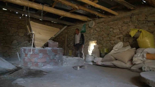 Elazığ'da su değirmeni, ilk günkü gibi buğday öğütmeye devam ediyor