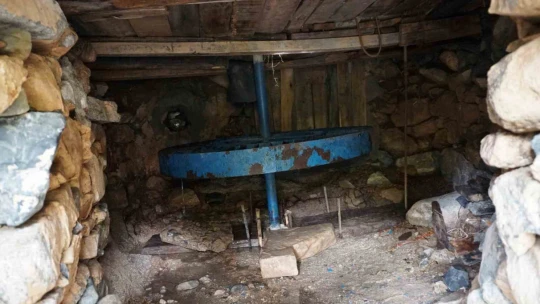 Elazığ'da su değirmeni, ilk günkü gibi buğday öğütmeye devam ediyor