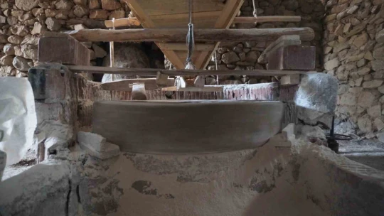Elazığ'da su değirmeni, ilk günkü gibi buğday öğütmeye devam ediyor