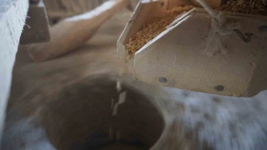 Elazığ'da su değirmeni, ilk günkü gibi buğday öğütmeye devam ediyor