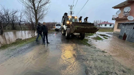 Karakoçan'da su taşkınlarına karşı ekipler çalışma başlattı