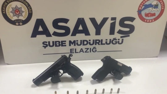 Elazığ'da şüpheli şahısların üzerinden çıkan  tüfek ve silahlara el kondu