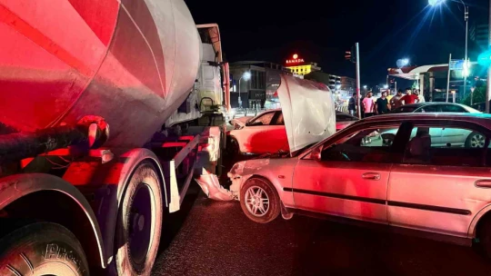 Elazığ'da tankerle iki otomobil çarpıştı: 2 yaralı