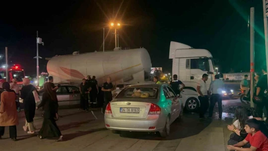 Elazığ'da tankerle iki otomobil çarpıştı: 2 yaralı