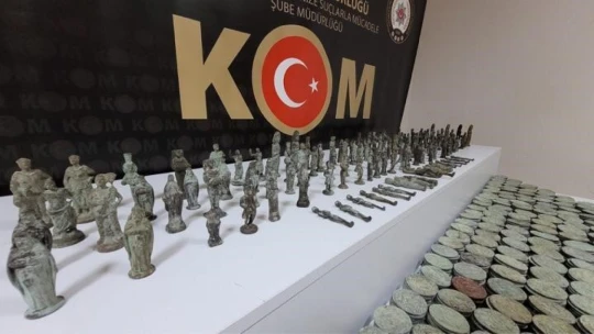 Elazığ'da tarihi eser kaçakçılığı operasyonu: Roma dönemine ait sikke ve heykel ele geçirildi