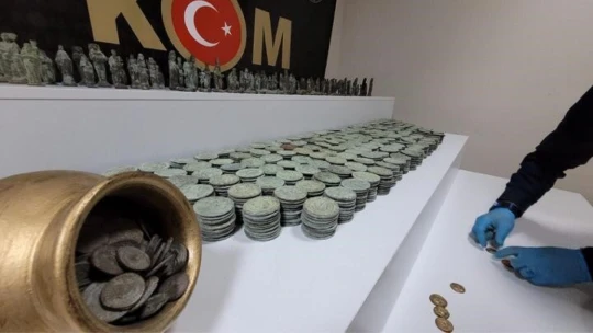 Elazığ'da tarihi eser kaçakçılığı operasyonu: Roma dönemine ait sikke ve heykel ele geçirildi