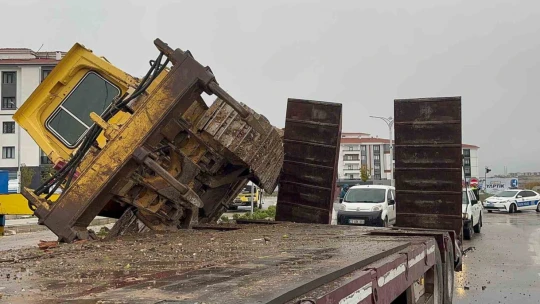 Elazığ'da taşıma aracının üstündeki dozer devrildi
