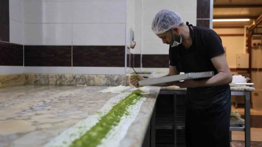 Elazığ'da tatlıcıların bayram mesaisi sürüyor