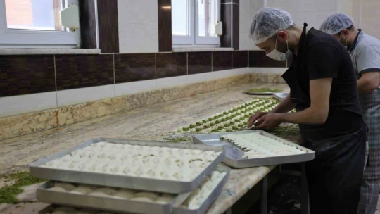 Elazığ'da tatlıcıların bayram mesaisi sürüyor