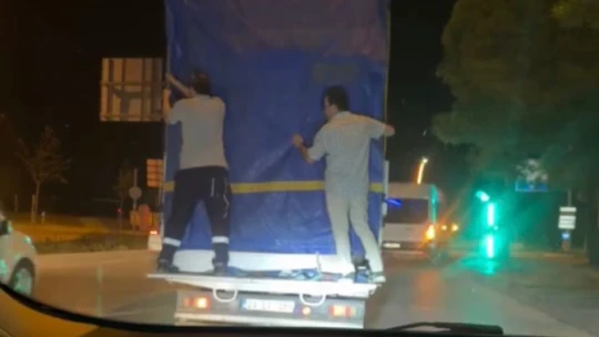 Elazığ'da tehlikeli yolculuk: Kamyonun arkasına tutunarak yolculuk ettiler