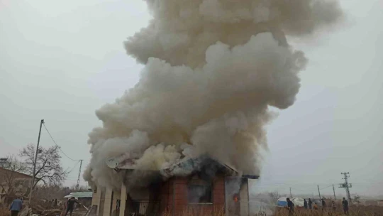 Elazığ'da tek katlı ev çıkan yangında kullanılamaz hale geldi