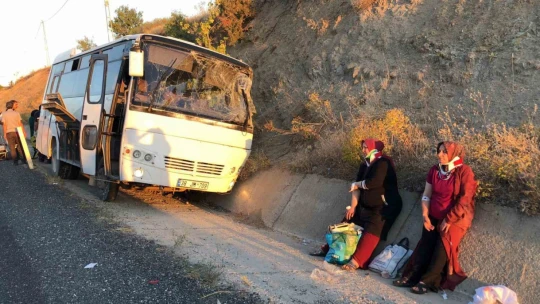 Elazığ'da tekeri patlayan midibüs su kanalına düştü: 13 yaralı