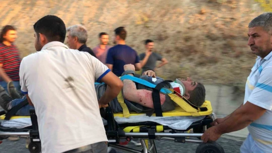 Elazığ'da tekeri patlayan midibüs su kanalına düştü: 13 yaralı