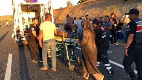 Elazığ'da tekeri patlayan midibüs su kanalına düştü: 13 yaralı