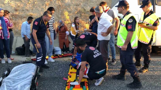 Elazığ'da tekeri patlayan midibüs su kanalına düştü: 13 yaralı