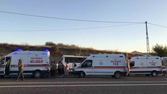 Elazığ'da tekeri patlayan midibüs su kanalına düştü: 13 yaralı