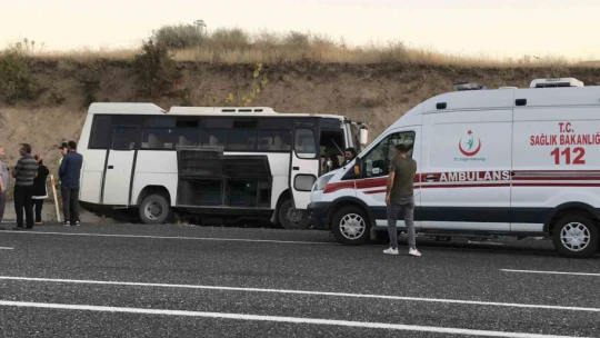 Elazığ'da tekeri patlayan midibüs su kanalına düştü: 13 yaralı