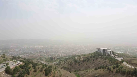 Elazığ'da toz taşınımı etkili oldu