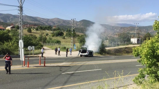 Elazığ'da trafik kazası: Çarpışan otomobillerden biri alev alev yandı, 1 kişi öldü 6 kişi yaralandı