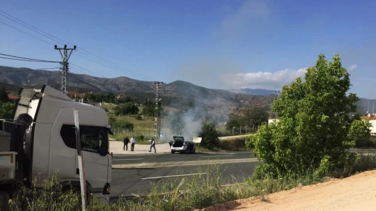 Elazığ'da trafik kazası: Çarpışan otomobillerden biri alev alev yandı, 1 kişi öldü 6 kişi yaralandı