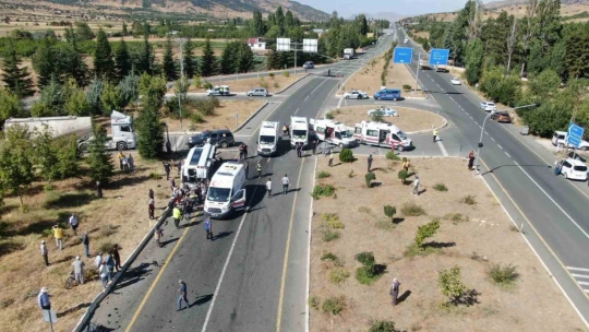 Elazığ'da tur minibüsü otobüse çarptı: 18 yaralı