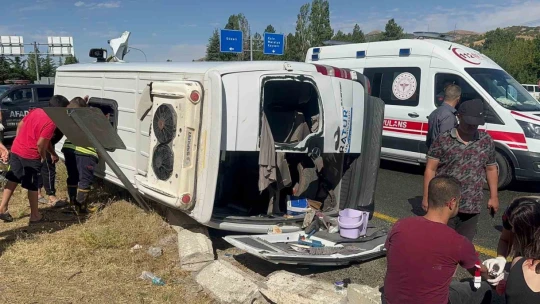 Elazığ'da tur minibüsü otobüse çarptı: 18 yaralı