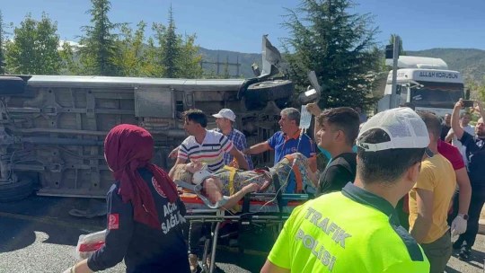 Elazığ'da tur minibüsü otobüse çarptı: 18 yaralı