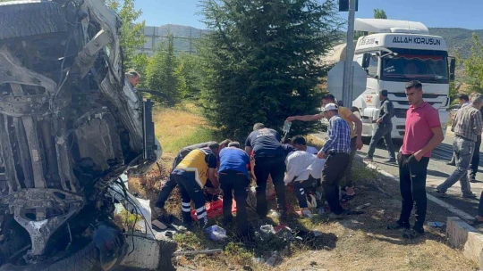 Elazığ'da tur minibüsü otobüse çarptı: 18 yaralı