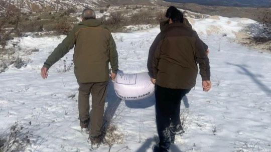 Elazığ'da yaban hayvanları için doğaya yem bırakıldı
