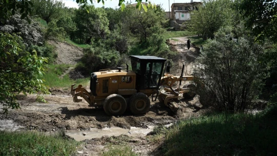 Elazığ'da yağışlardan zarar gören köy yollarında reglaj çalışmaları devam ediyor