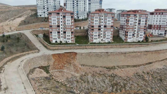 Elazığ'da yağışlarla birlikte istinat duvarı çöktü