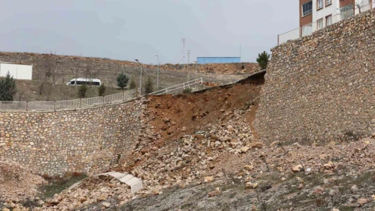 Elazığ'da yağışlarla birlikte istinat duvarı çöktü