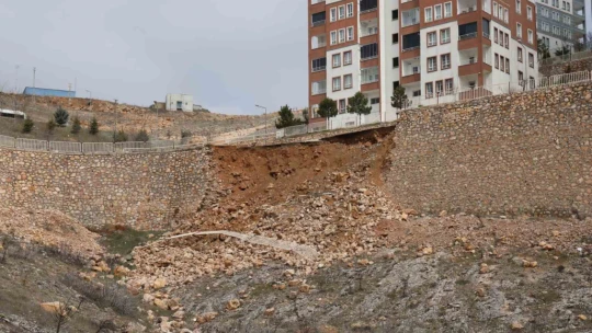 Elazığ'da yağışlarla birlikte istinat duvarı çöktü