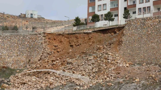 Elazığ'da yağışlarla birlikte istinat duvarı çöktü