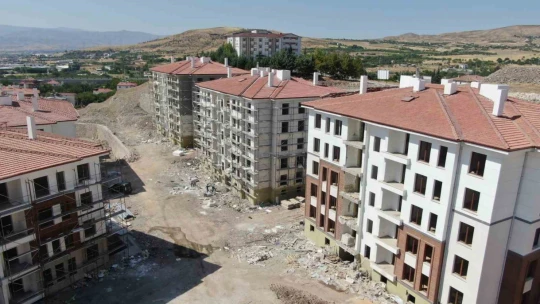 Elazığ'da yapımı devam eden TOKİ konutları hızla yükseliyor