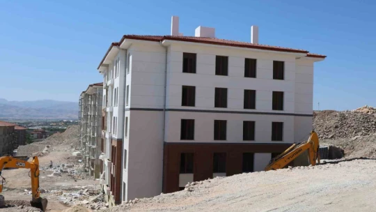 Elazığ'da yapımı devam eden TOKİ konutları hızla yükseliyor