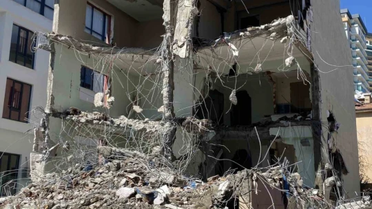 Elazığ'da yarım saatte yıkılması beklenen hasarlı bina 7 saatte yıkılamadı
