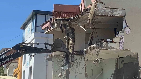 Elazığ'da yarım saatte yıkılması beklenen hasarlı bina 7 saatte yıkılamadı
